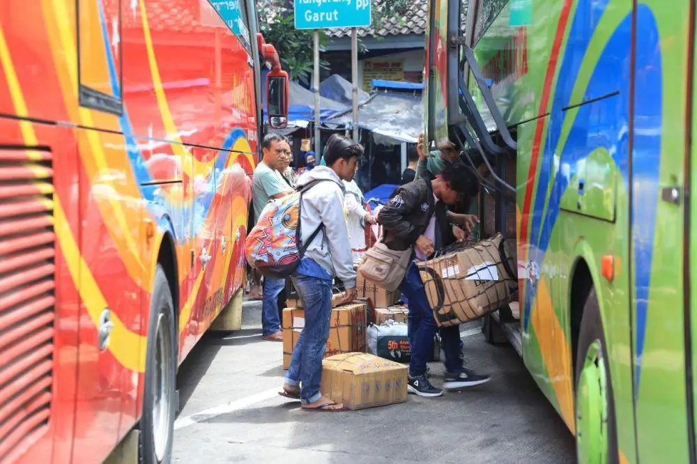 Ilustrasi penumpang naik bus antar kota. (istimewa)