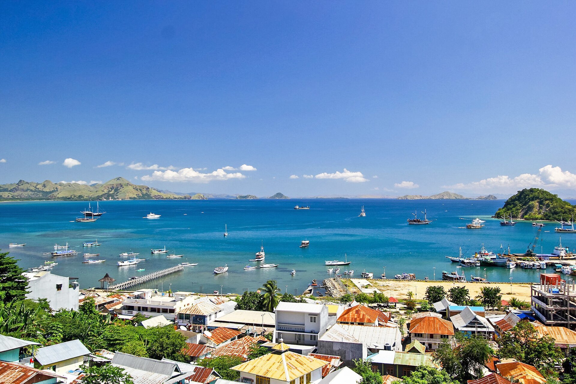 Tampilan dari atas aktivitas warga lokal di perairan Labuan Bajo. (wikipedia) 