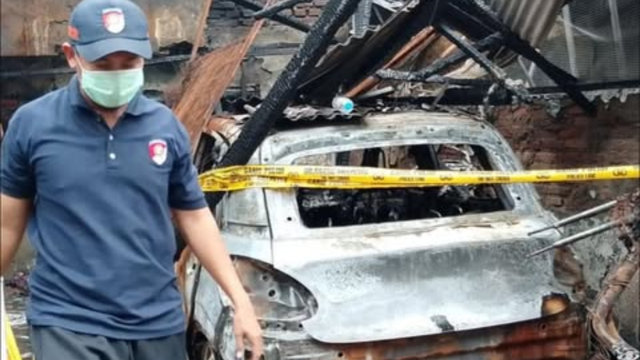 Mobil listrik yang hangus terbakar dan diduga menjadi sumber kebakaran hebat yang menewaskan lima orang, Kamis (18/12/2025). (Istimewa)