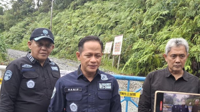 Menteri Lingkungan Hidup/Kepala Badan Pengendalian Lingkungan Hidup (KLH/BPLH), Hanif Faisol Nurofiq, meninjau wilayah terdampak banjir dan longsor di Sumatera Utara. (Foto: Istimewa)
