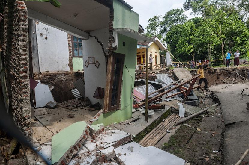 Rumah rusak akibat cuaca ekstrem dan tanah bergerak di Lebak, Banten. (dok.Antara)
