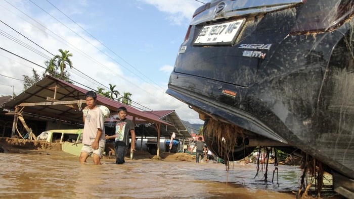 Daerah Tapanuli Tengah masih belum bisa diakses bantuan logistik. (dok.Antara)