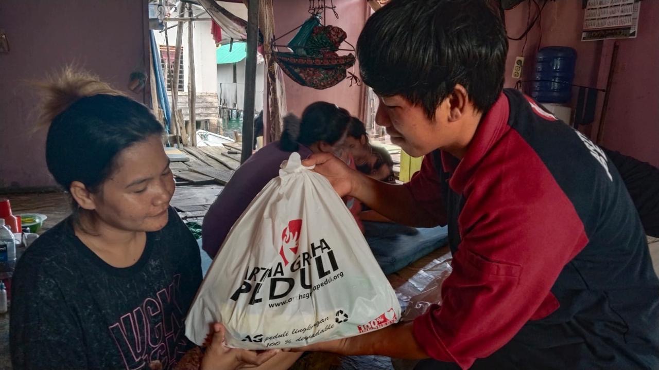 Relawan Artha Graha Peduli memberikan bingkisan kepada warga di sejumlah wilayah di Kepulauan Riau. (Dok Artha Graha Peduli) 