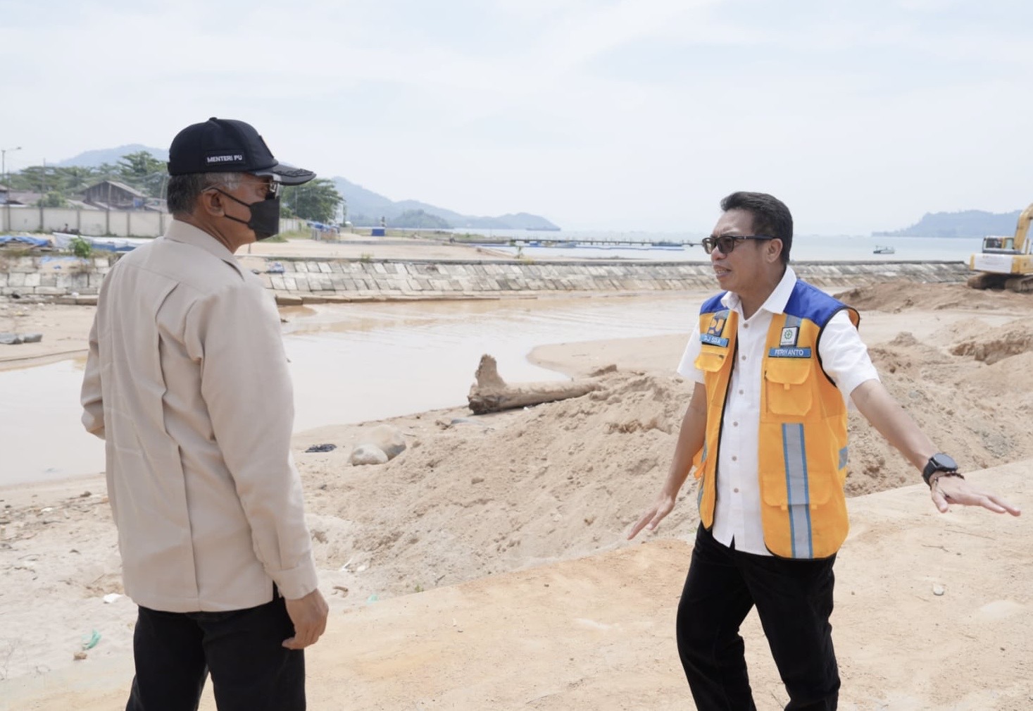 Menteri Pekerjaan Umum (PU) Dody Hanggodo (kiri) tengah meninjau normalisasi sungai Aek Doras di Sibolga, Sumatra Utara. (Dok Kementerian PU) 