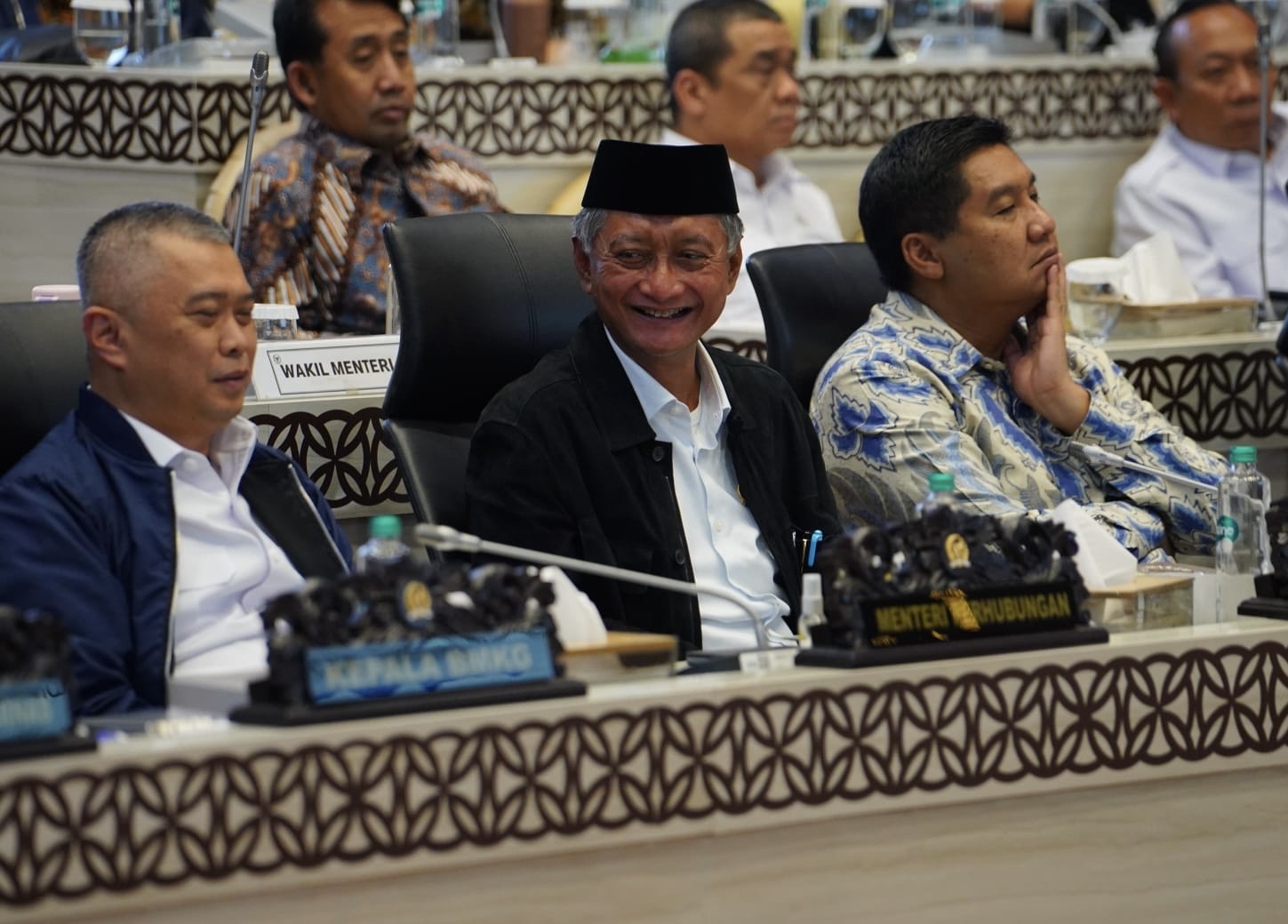 Menteri PU Dody Hanggodo (tengah berpeci) dalam Rapat Kerja Komisi V DPR RI. (dok Kementerian PU) 