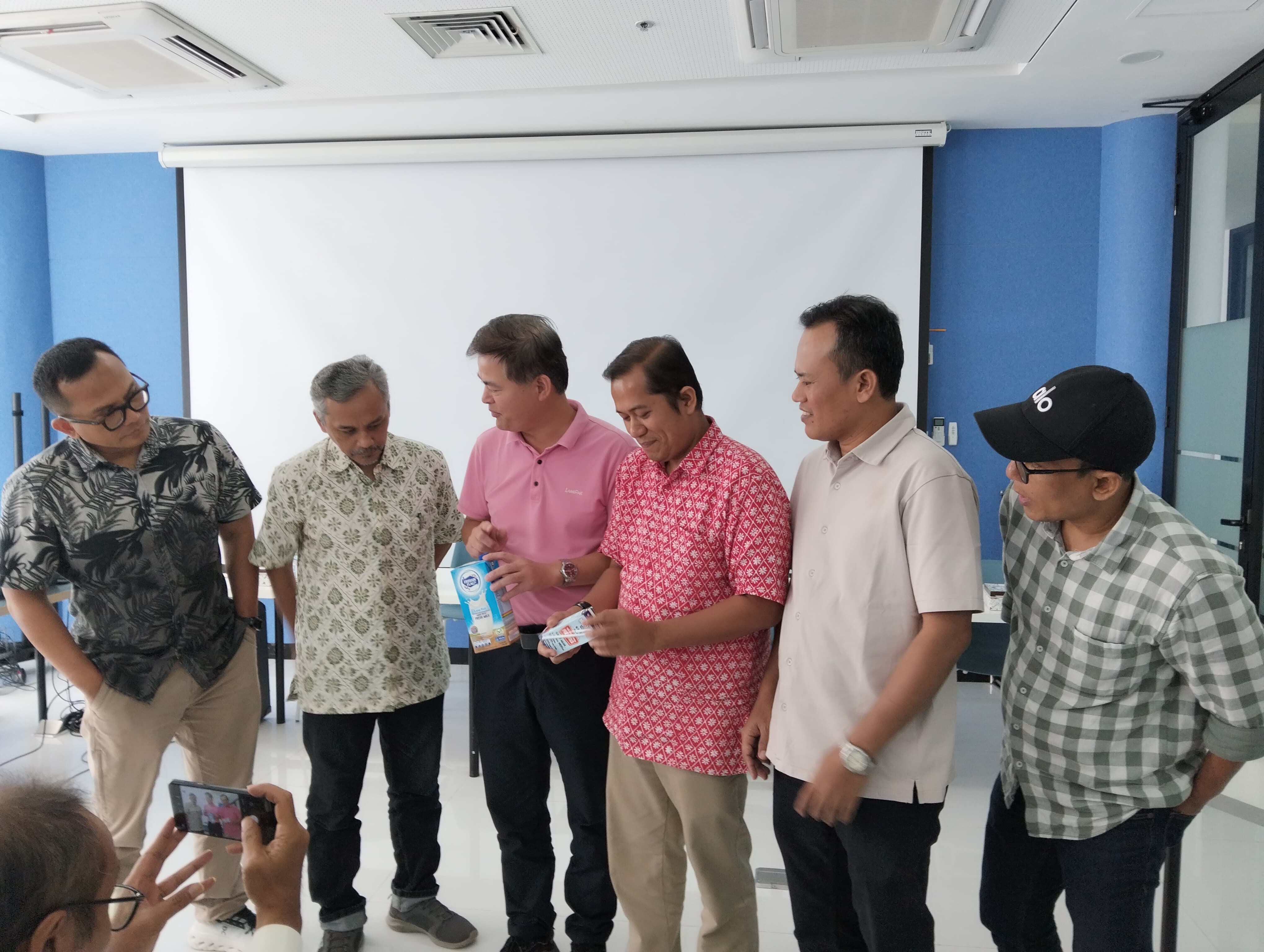Managing Director PT Lami Packaging Indonesia Hongbiao Li (ketiga dari kiri) dan PR Manager PT Lami Packaging Indonesia, Ahmad Rizalmi (keempat dari kiri) saat menunjukkan contoh kemasan aseptik produk Lamipak di sela acara Konferensi Pers Anugerah Jurna