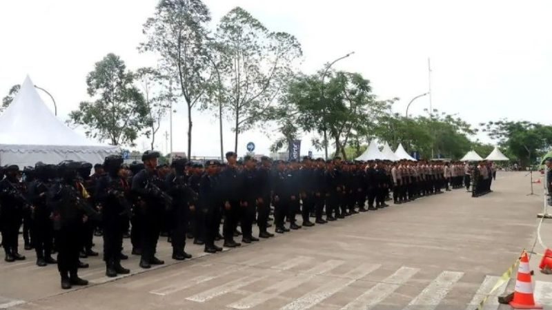 Aparat gabungan saat melaksanakan tactical wall game (TWG) dan apel pelayanan yang dipimpin langsung Kapolres Tangerang Selatan. (Foto: dok.Polres Tangsel)