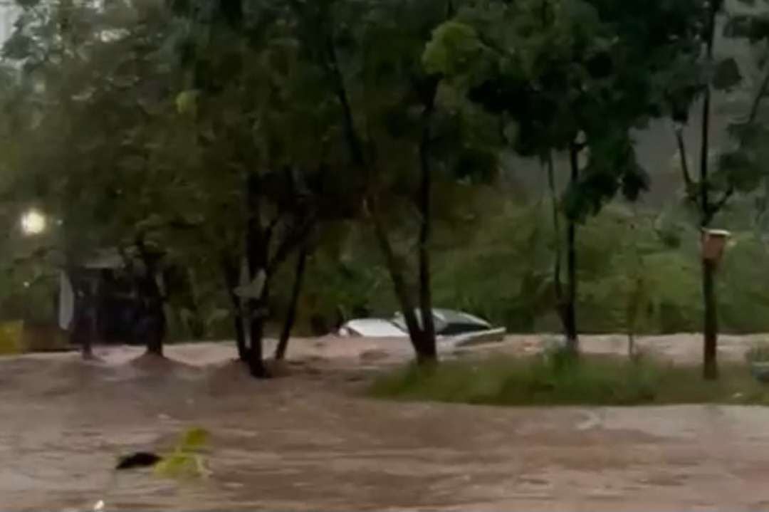 Banjir di Cilegon, Banten, Jumat (2/1/2026) membuat sejumlah mobil terseret derasnya arus. (tangkapan layar video medsos)