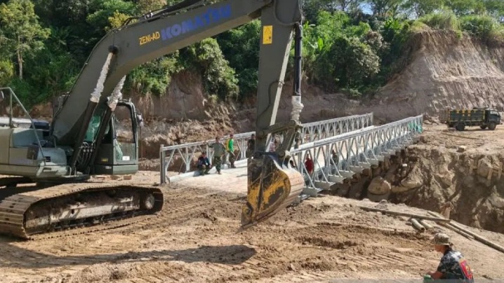 Pekerja menyelesaikan pembangunan salah satu infrastruktur penghubung antar-desa berupa jembatan gantung di Kabupaten Pidie, Aceh, Sabtu (31/1/2026). (Foto: dok.Tim Media Presiden)