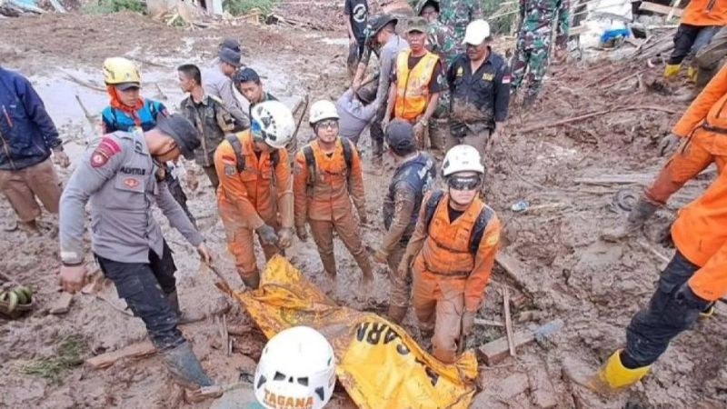 Tim SAR gabungan hari ini berhasil mengevakuasi empat jenazah korban longsor di Cisarua, Bandung Barat. (Foto: Istimewa)