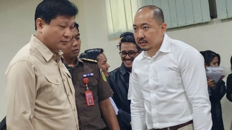 Dua bos PT Sritex, Iwan Setiawan Lukminto (kiri) dan Iwan Kurniawan Lukminto (kanan) saat menjalani sidang dugaan korupsi pemberian fasilitas kredit di Pengadilan Tipikor Semarang, Jawa Tengah, Senin (5/1/2025). (Foto: Antara)