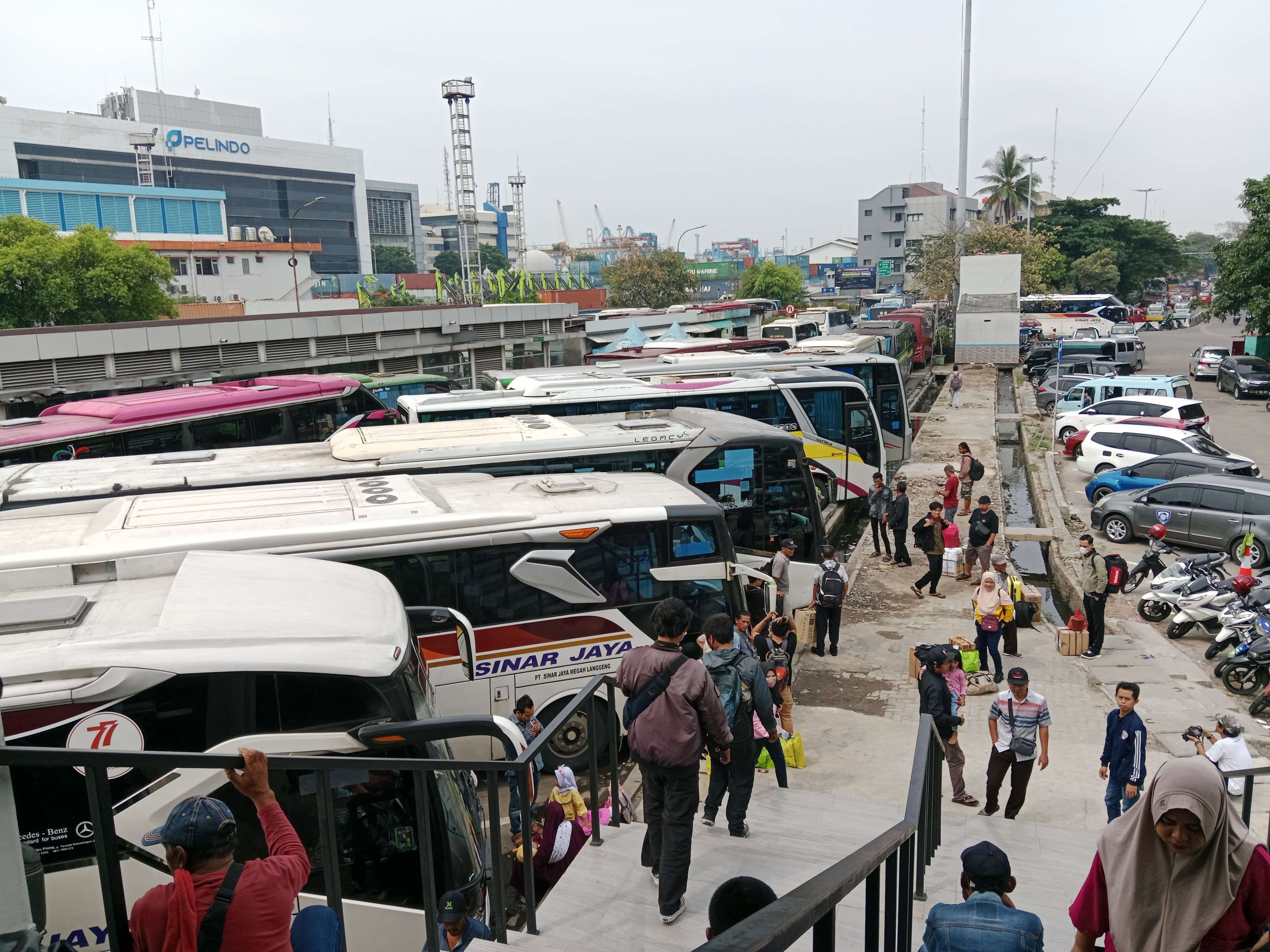 Para penumpang yang turun di Terminal Bus Tanjung Priok, Jakarta Utara. (dok Warta Lentera) 