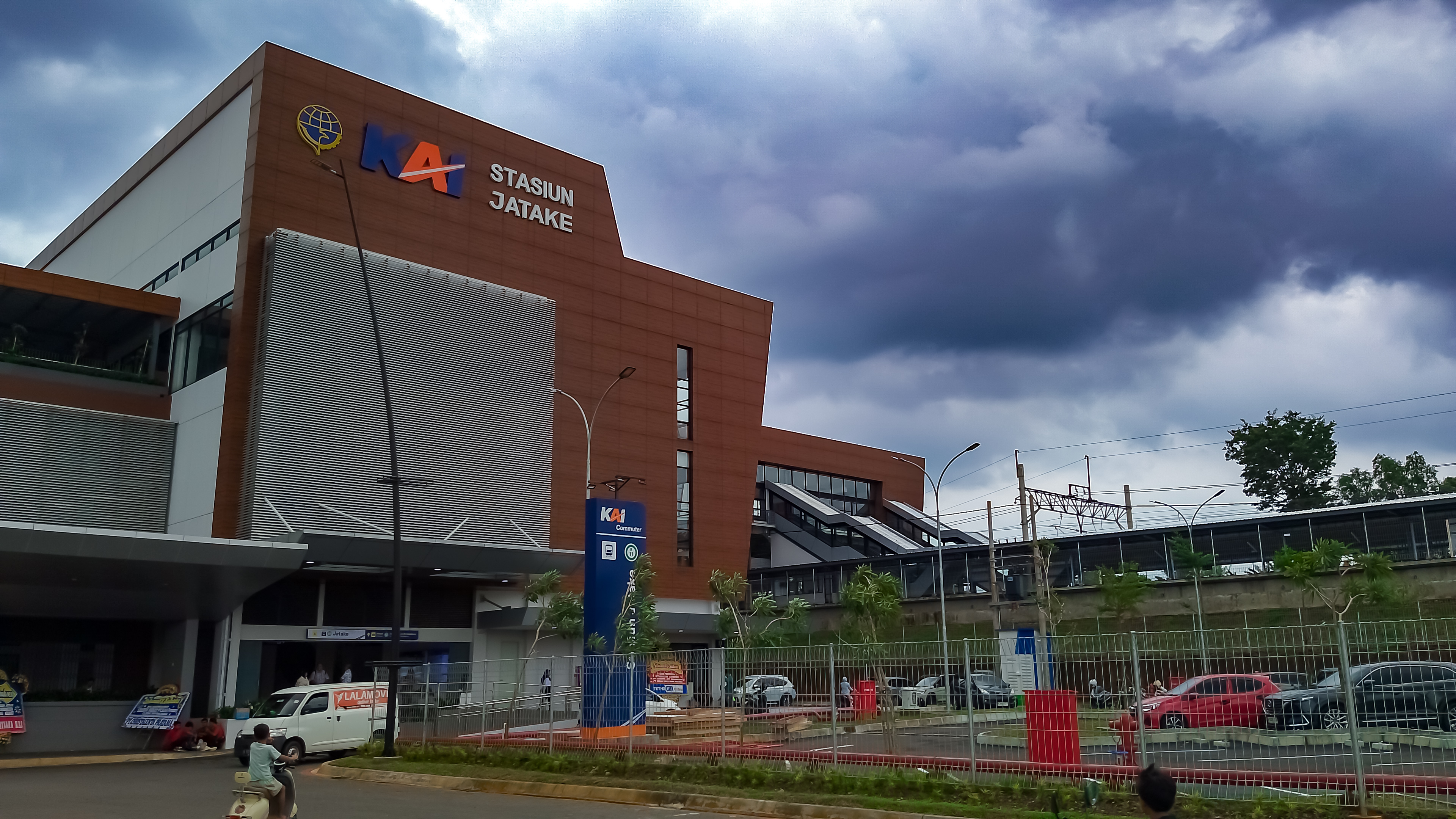 Stasiun Kereta Api Jatake Kabupaten Tangerang, Banten resmi beroperasi. (wikipedia) 