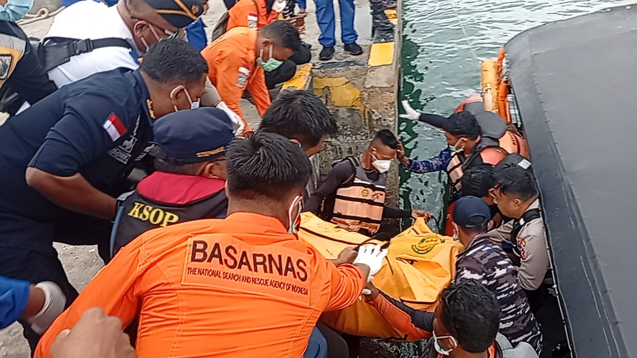 Jenazah pelatih Valencia FC akhirnya ditemukan tim SAR Maumere, Minggu (4/1/2026). (dok.Basarnas) 