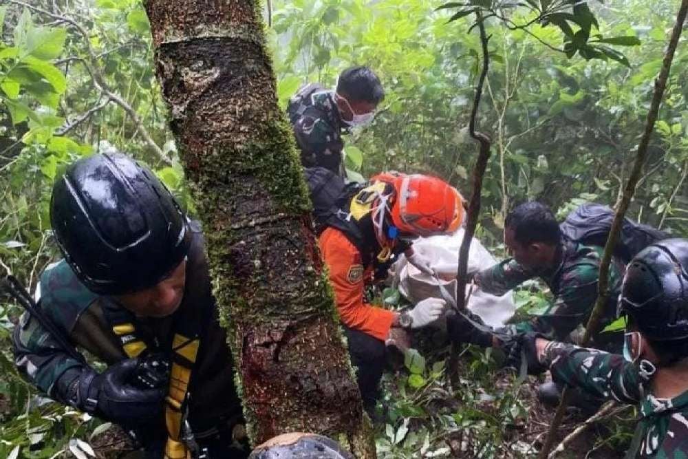 Korban kecelakaan pesawat ATR 42-500 yang berhasil ditemukan tim SAR gabungan. (dok.Basarnas Makassar)