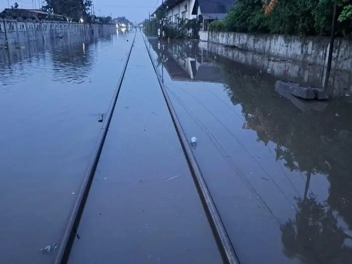Jalur kereta api Stasiun Pekalongan dan Sragi terendam banjir sehingga tak bisa beroperasi. (Istimewa)