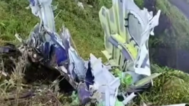 Diduga serpihan badan Pesawat ATR 42-500 yang sebelumnya dilaporkan hilang kontak ditemukan di puncak Bukit Bulusarung, Kabupaten Maros, Sulawesi Selatan, dalam operasi pencarian yang dilakukan Basarnas, Minggu (18/1/2026). (Foto: Instagram)