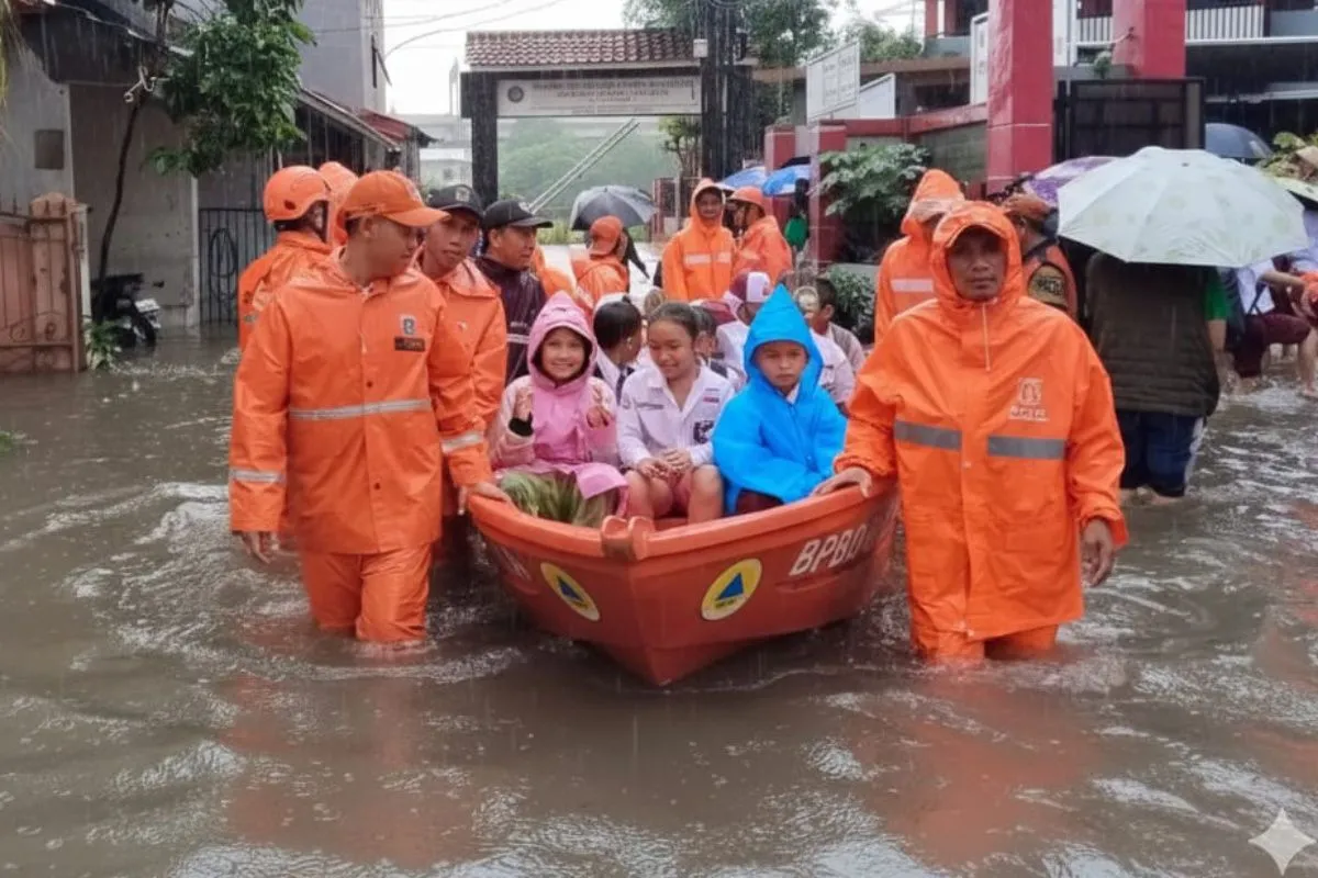 BPBD DKI Jakarta mengevakuasi pelajar yang kebanjiran. (dok.BPBD DKI Jakarta)