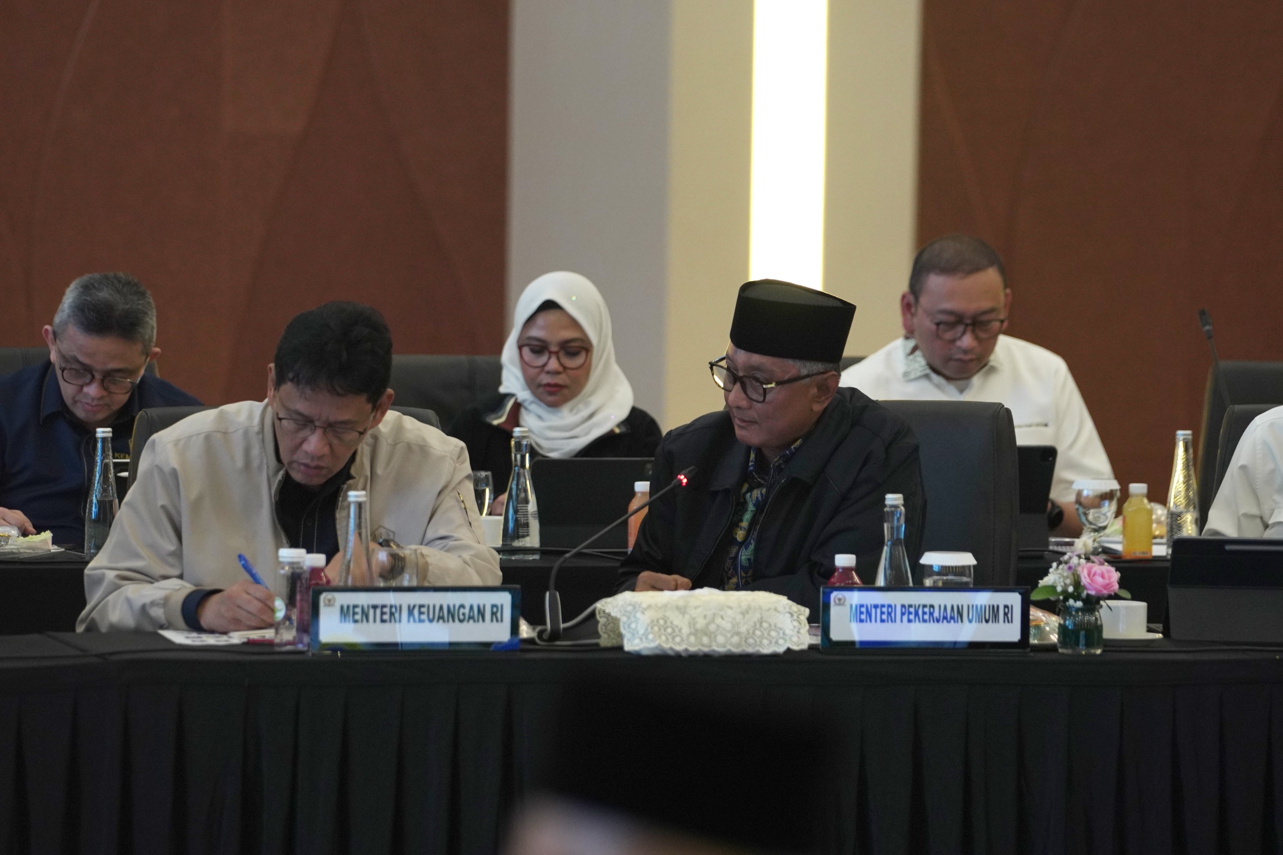 Menteri Keuangan Purbaya Yudhi (kiri) dan Menteri PU Dody Hanggodo (kanan) di Gedung DPR RI. (dok Kementerian PU) 