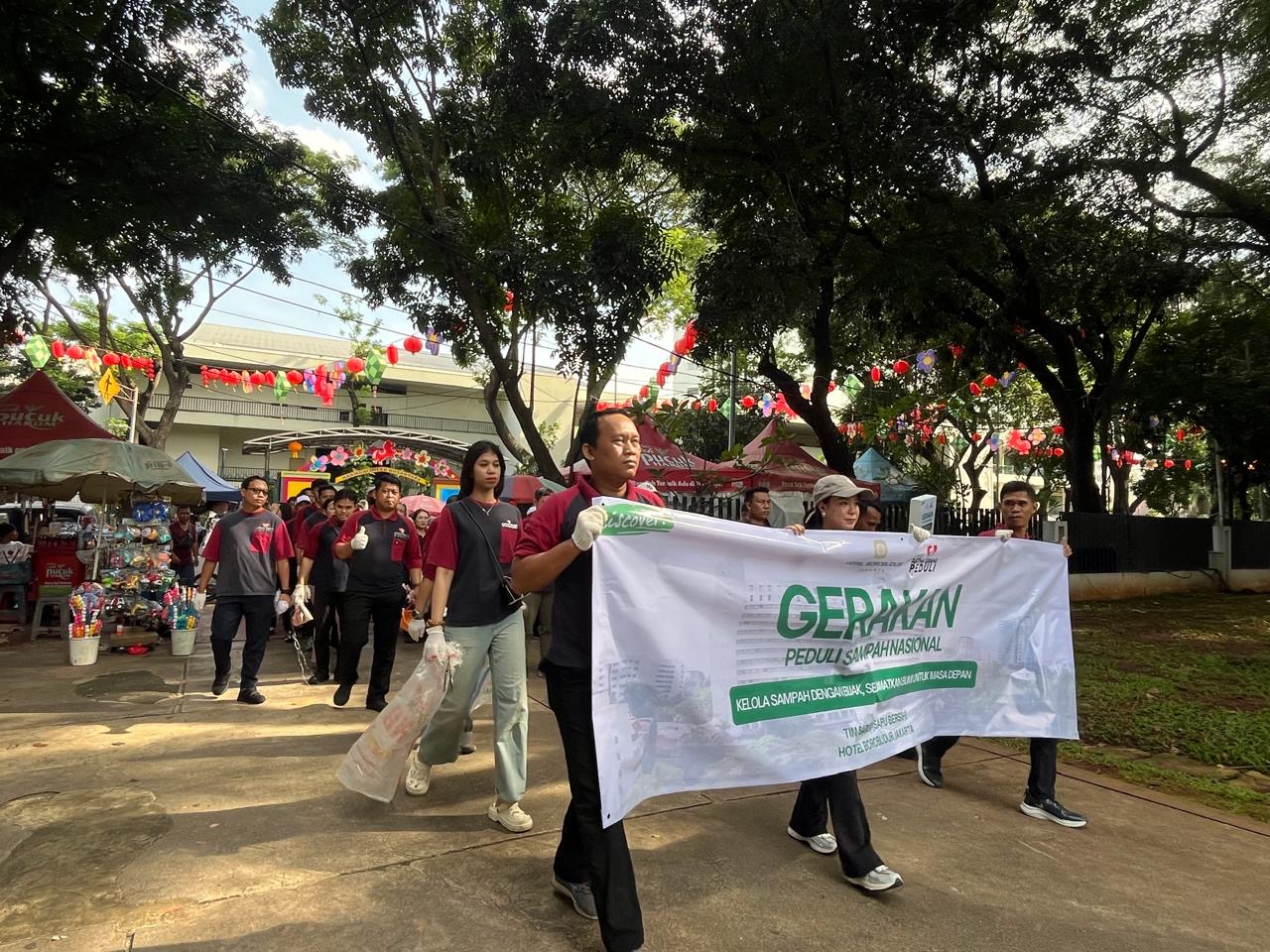 Para karyawan Hotel Borobudur Jakarta, Discovery Hotel &amp; Resort, serta Jakarta International Hotels &amp; Development melakukan gerakan serentak bersih-bersih di lingkungan Lapangan Banteng, Jakarta. (Dok Artha Graha Peduli)