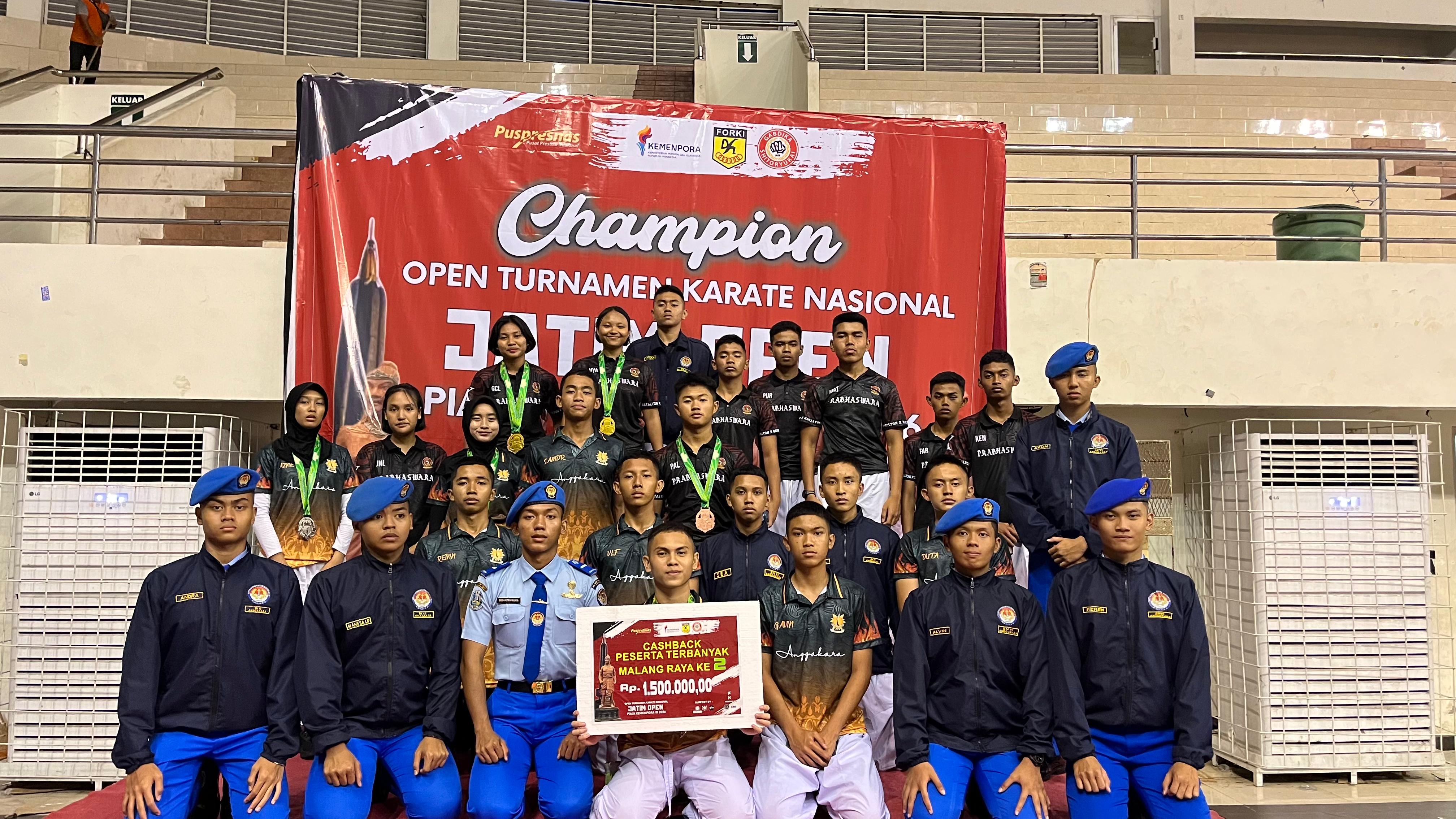 Atlet karate dari SMAN Taruna Nala foto bersama usai mengikuti Kejuaraan Jatim Open Piala Kemenpora 2026 yang digelar di GOR Ken Arok, Malang. (istimewa) 