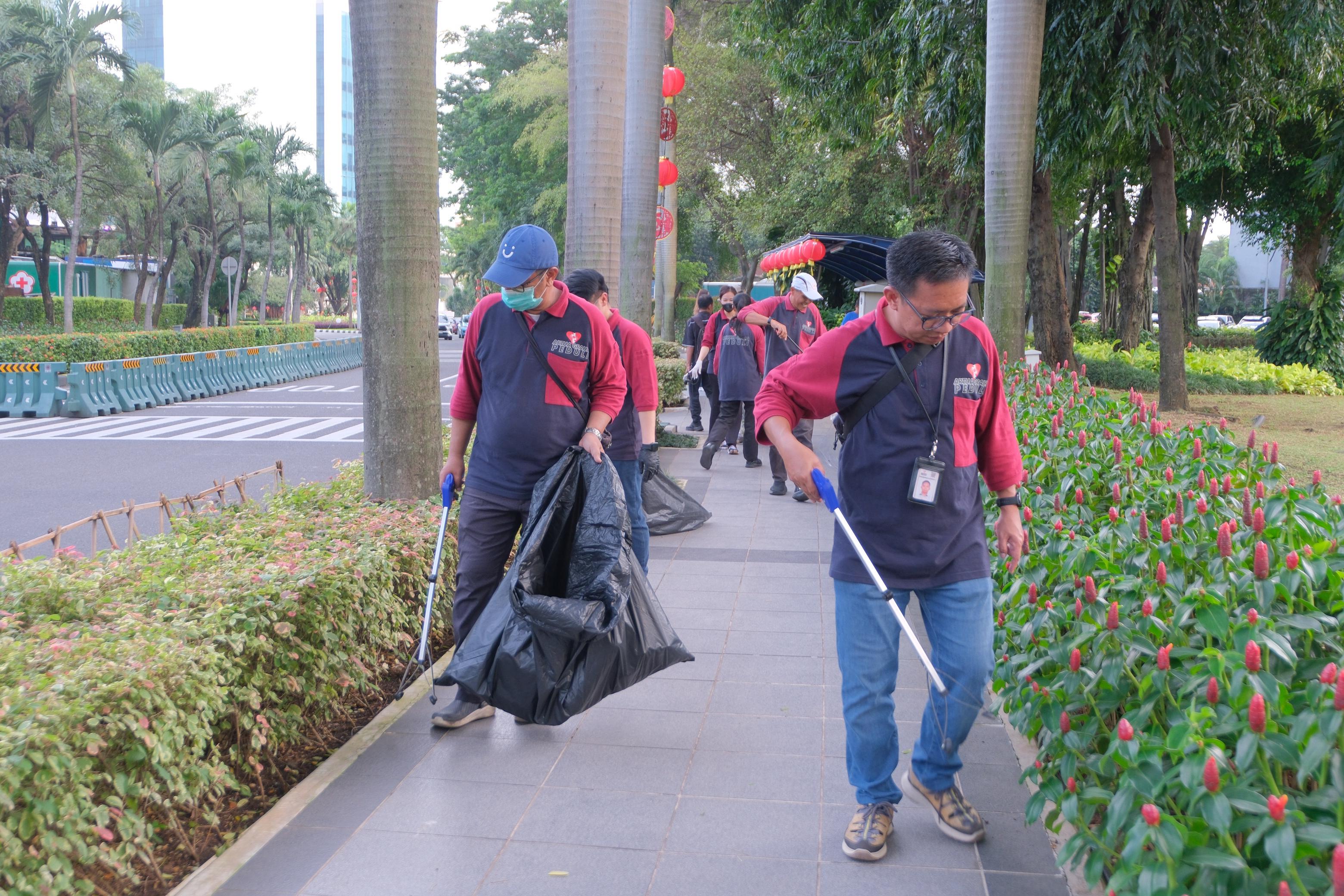 Tim Artha Graha Peduli bersih-bersih di lingkungan sekitar unit usaha Artha Graha Group. (dok Artha Graha Peduli) 