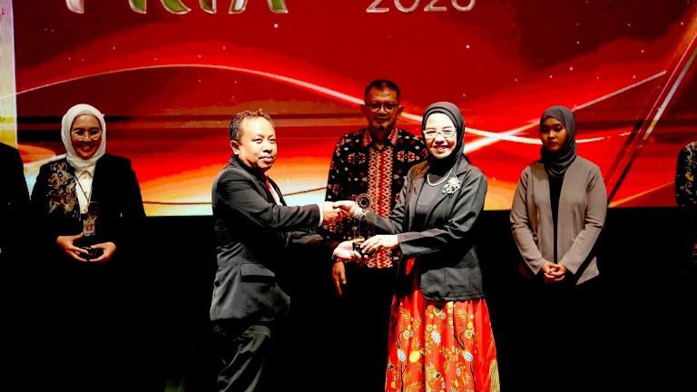 Kepala Biro Hukum dan Hubungan Masyarakat BGN, Khairul Hidayati, saat menerima penghargaan di ajang PRIA 2026 di Yogyakarya, Jumat (13/2/2026). (Foto: dok. Biro Hukum dan Humas BGN)