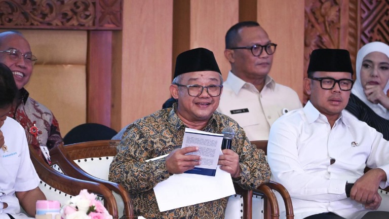 Mendikdasmen Prof. Dr. Abdul Mu’ti memastikan anggaran pendidikan 2026 naik dalam Rapat Koordinasi Penyelenggaraaan Program MBG di Provinsi Jawa Timur, di Surabaya pada Kamis (19/2/2026). (Foto: dok.Kemendikdasmen)