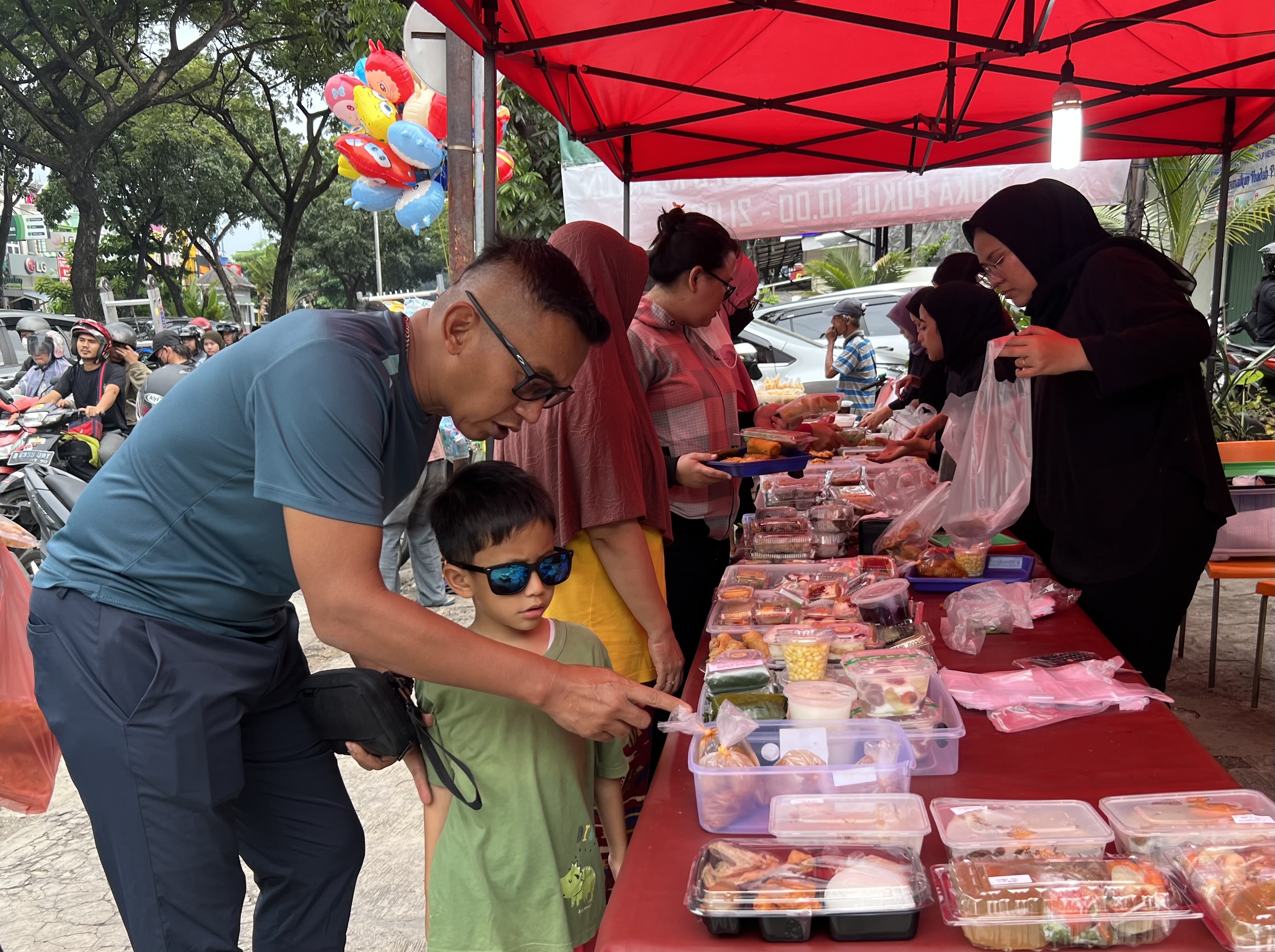 Memilih menu takjil yang tepat bisa menjaga kesehatan badan selama berpuasa. (Foto : Vita Kartono) 