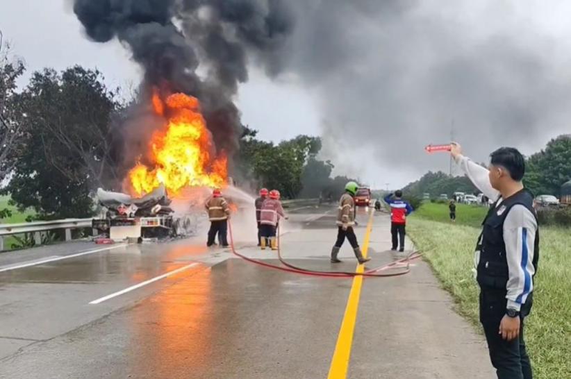 Sebuah truk pengangkut tiner terbakar di Tol Cipali, Rabu (18/2/2026). (Istimewa)