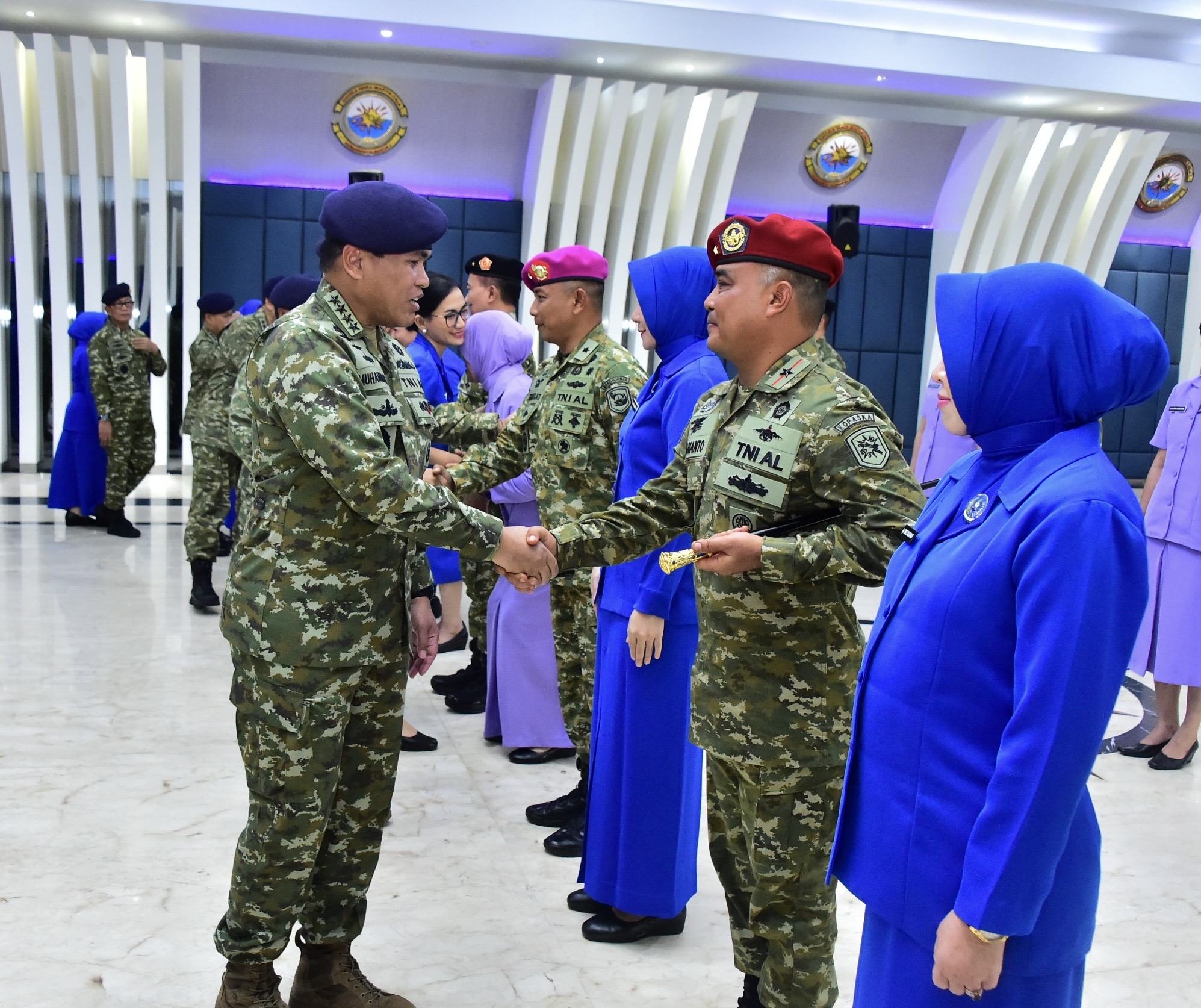 KSAL Laksamana TNI Muhammad Ali memberikan ucapan selamat kepada Dankopaska Laksamana Pertama TNI Sadarianto didampingi istri. (Foto : Vita Kartono)