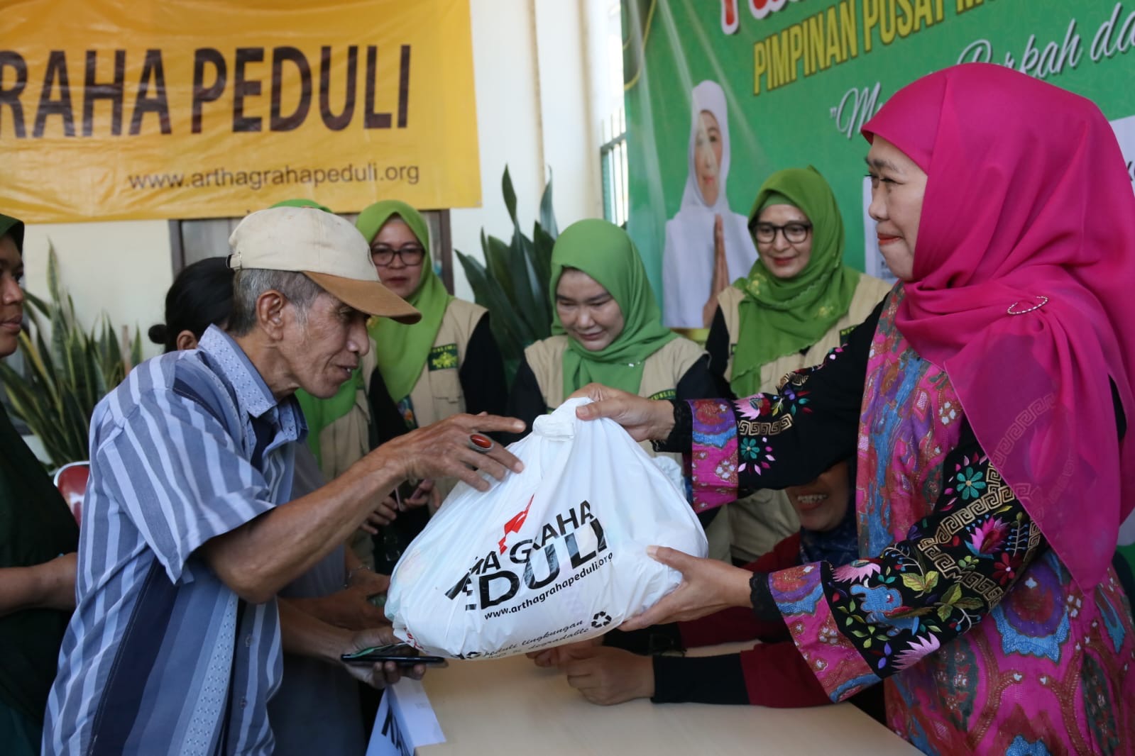 Ketua Umum Dewan Pembina PP Muslimat NU Khofifah Indar Parawansa memberikan paket Pasar Tebus Murah kepada warga. (dok Artha Graha Peduli) 
