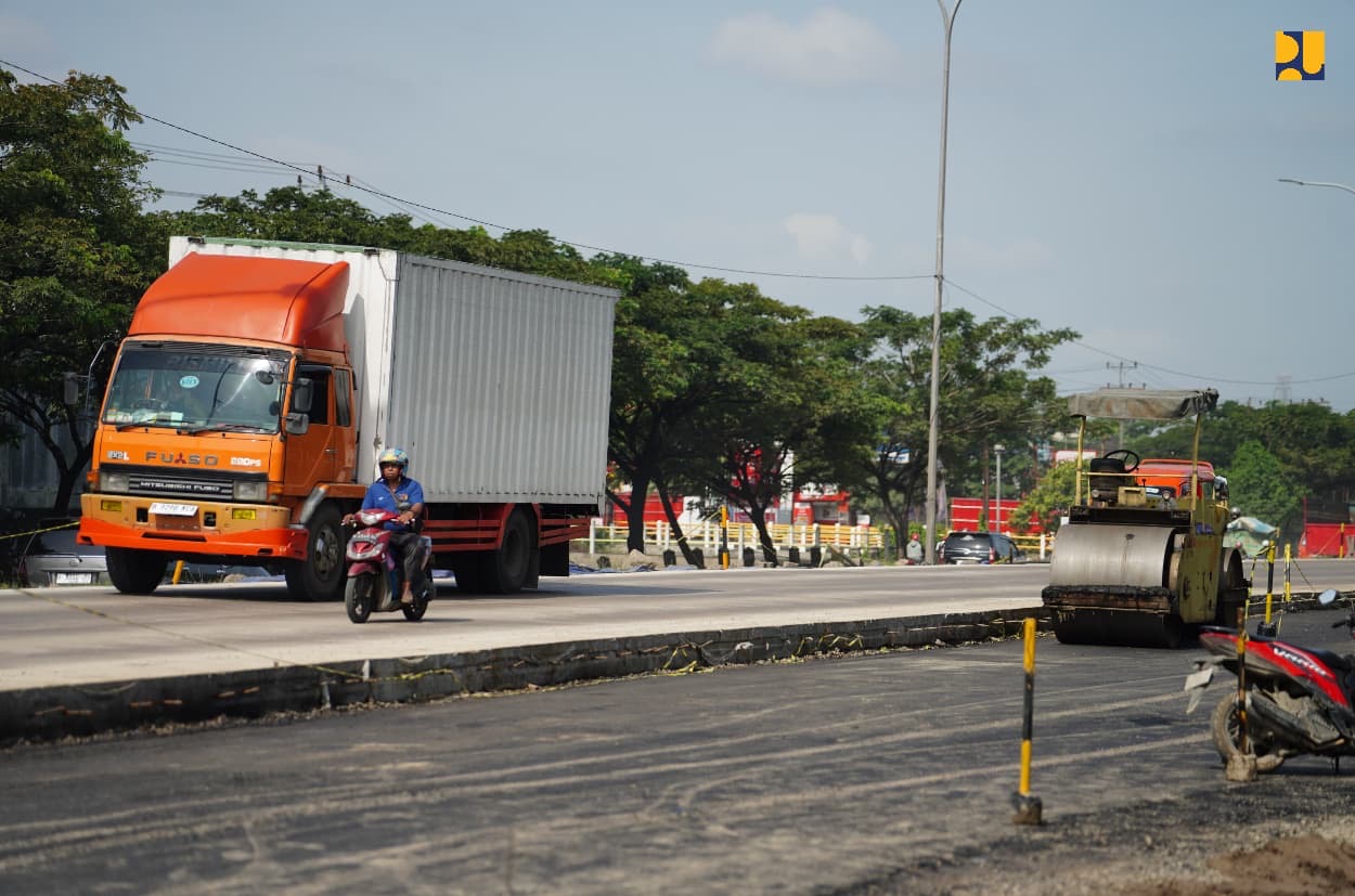 Ruas jalan yang bakal dilalui pemudik tengah diperbaiki. (istimewa) 