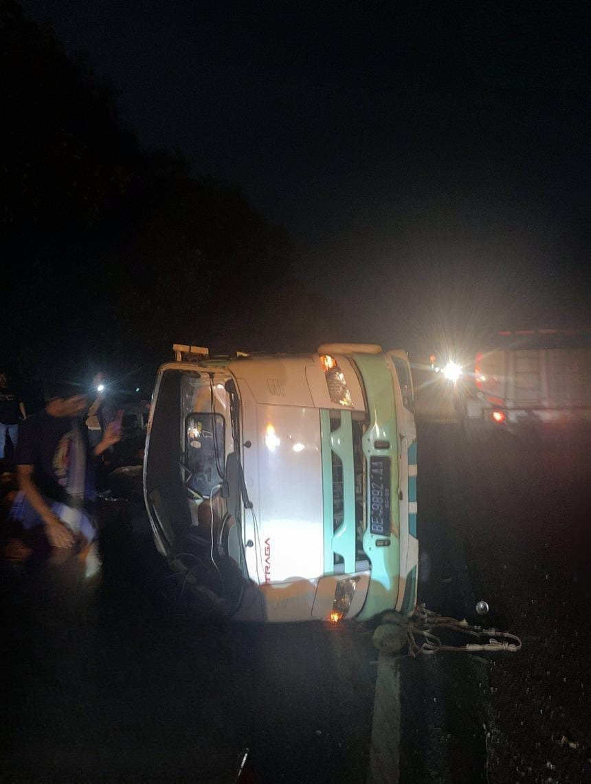 Mobil terguling di ruas tol Cipularang. (dok Jasa Marga) 
