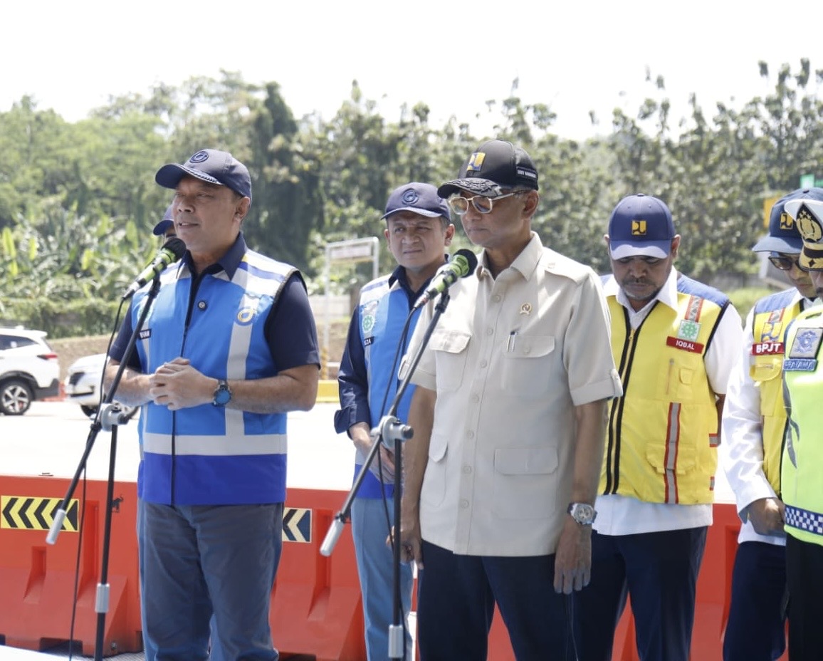 Menteri PU Dody Hanggodo (kanan) dan Dirut Jasa Marga Rivan A. Purwantono (beri sambutan) di salah satu rest area di ruas tol Jakarta-Cikampek. (dok Kementerian PU)