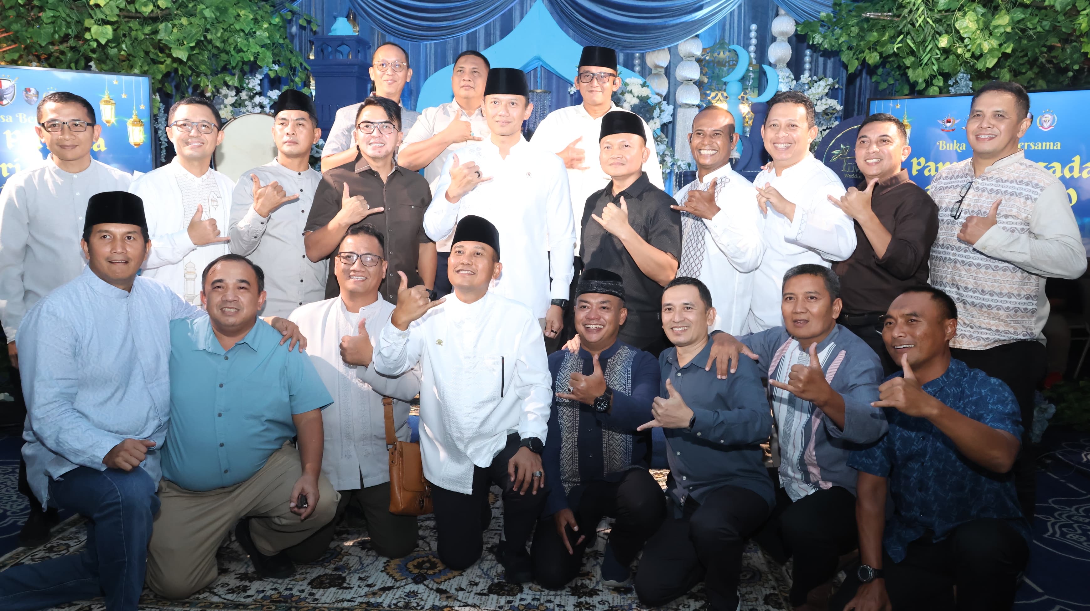 AHY bersama dengan rekan-rekannya sesama lulusan Akabri 2000. (Foto : Vita Kartono)
