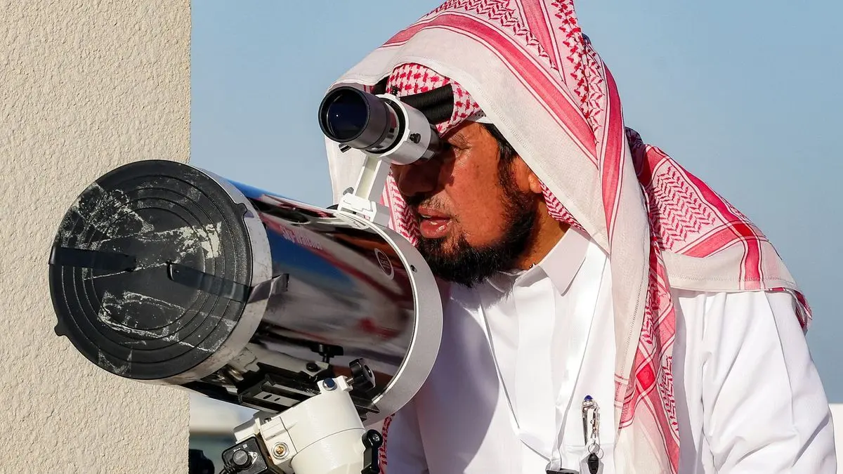 Pemantauan hilal syawal di Arab Saudi. (AFP)