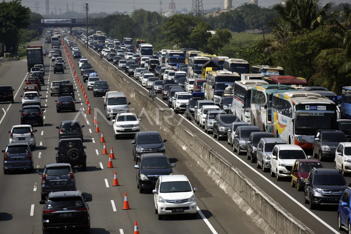 Kendaraan lalu lalang di jalan tol. (Ilustrasi)