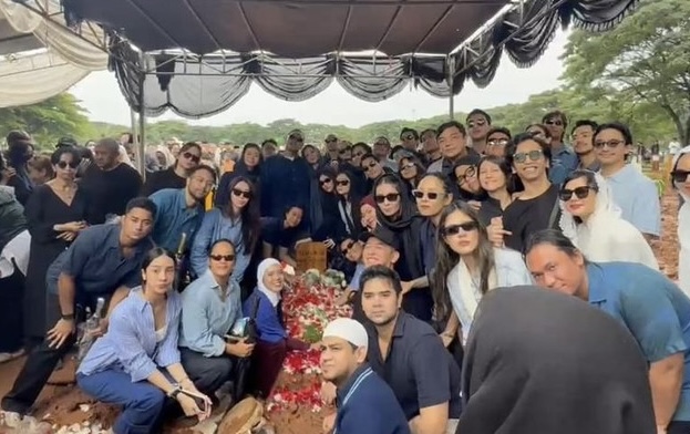 Para sahabat Vidi Aldiano semasa hidup berfoto bersama di pusaranya di TPU Tanah Kusir Jakarta. (istimewa) 