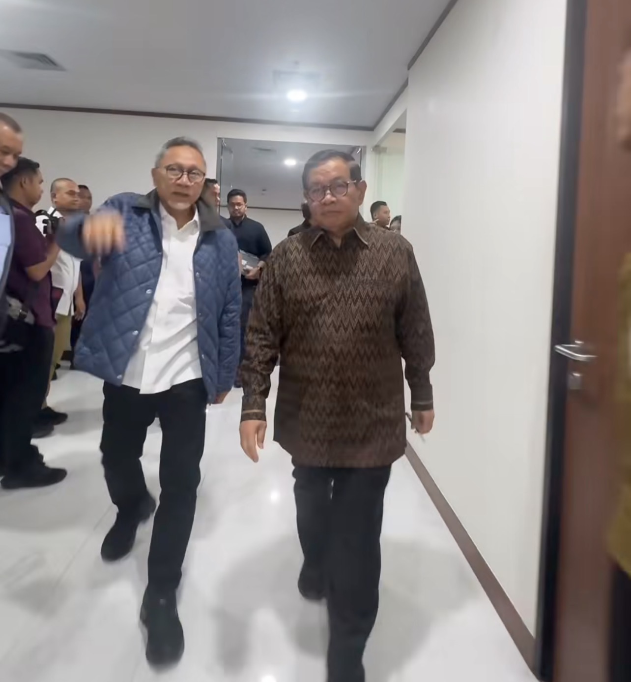 Gubernur DKI Jakarta Pramono Anung (batik coklat) saat menghadiri Rapat Koordinasi Terbatas (Rakortas). (Tangkapan Layar Instagram @pramonoanungw) 