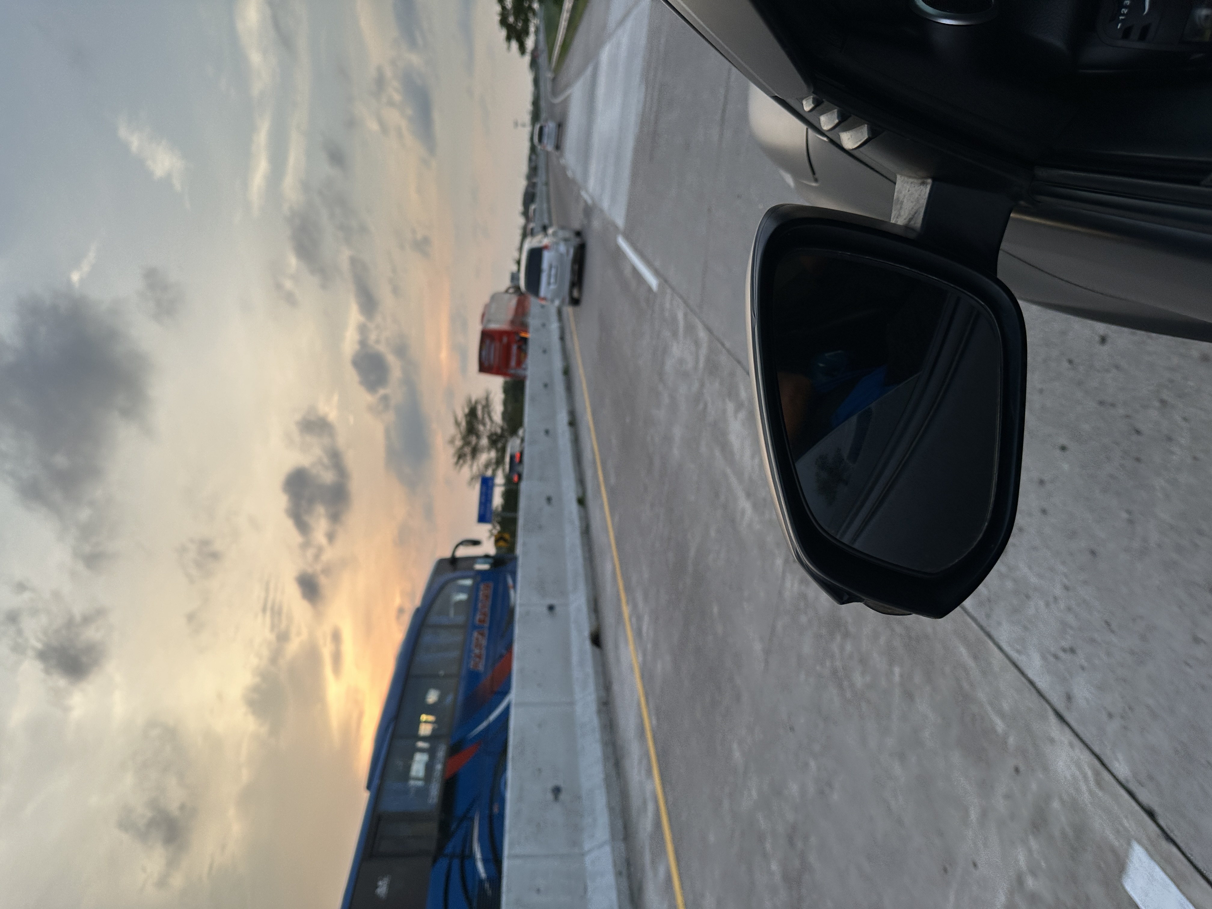 Suasana senja di tol Trans Jawa Batang-Pemalang. (Foto : Vita Kartono)