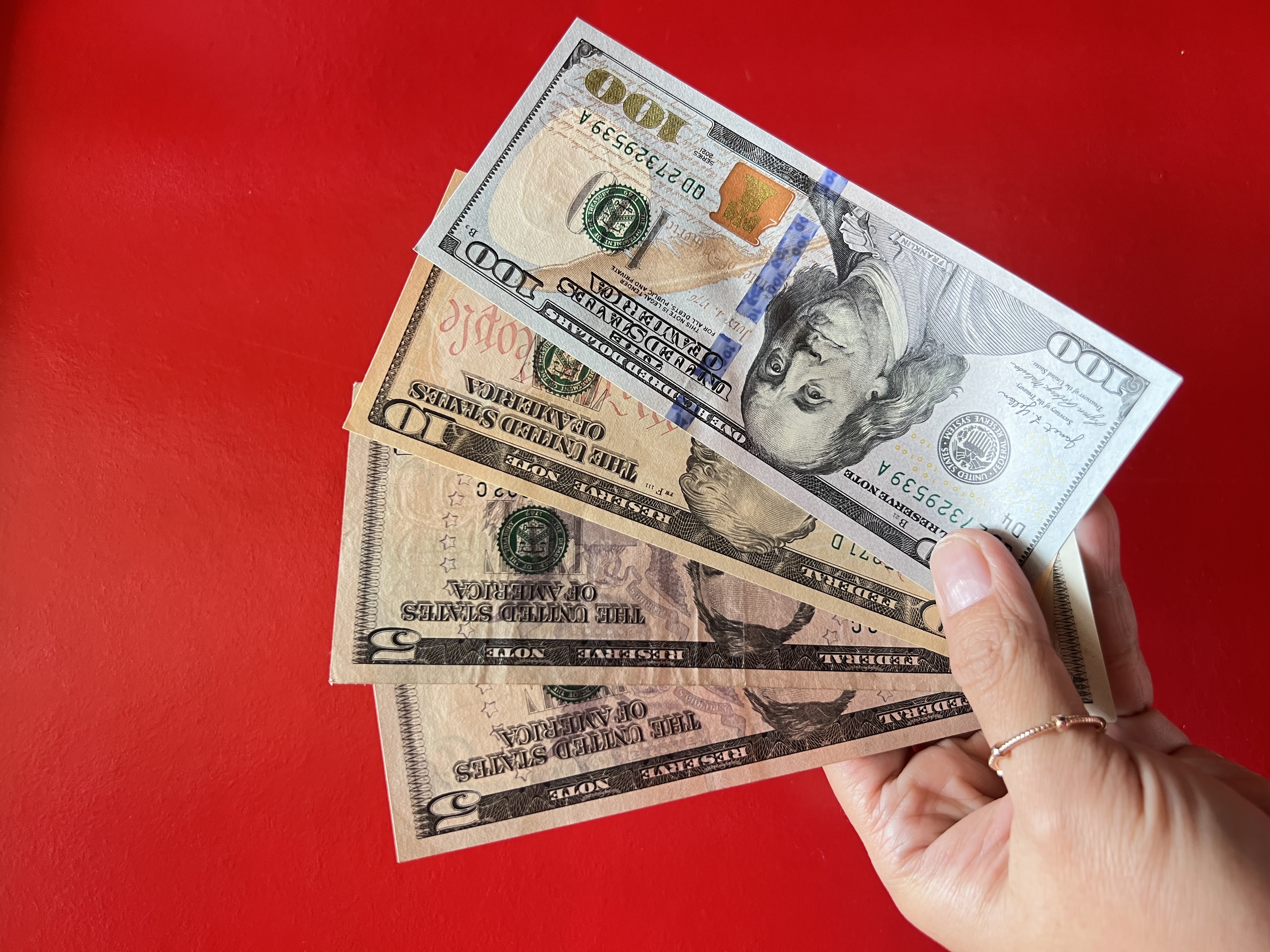 Ilustrasi mata uang USD senilai total USD120. (Foto : Vita Kartono) 