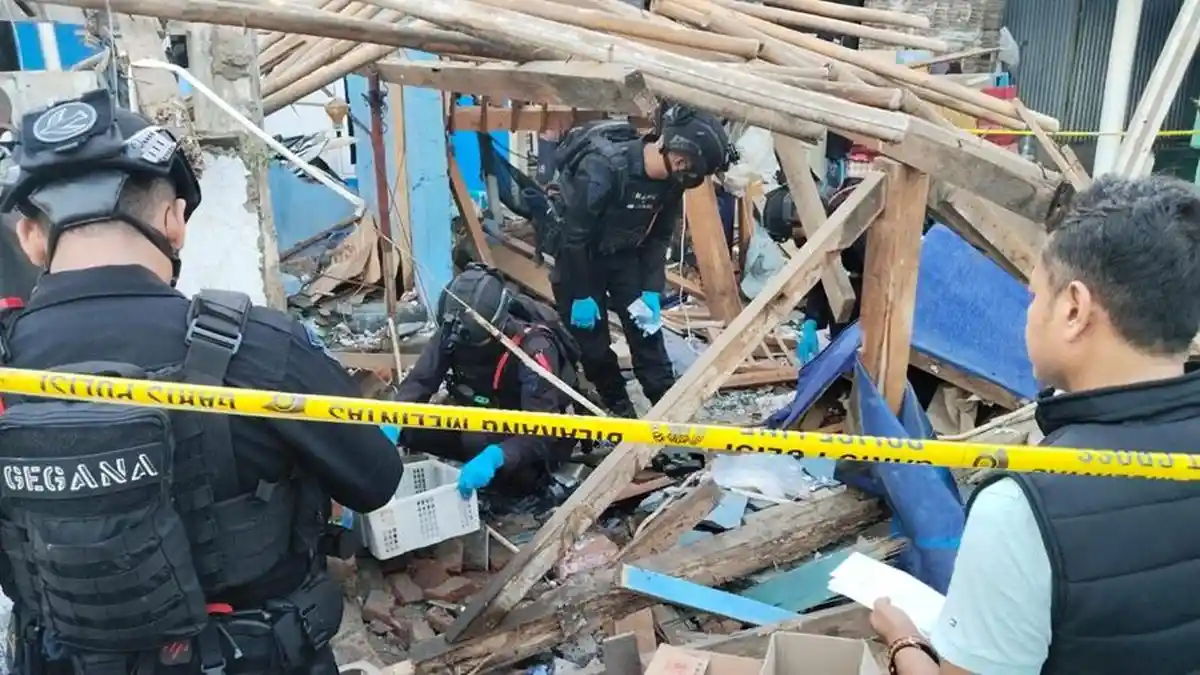 Ledakan di Pekalongan Timur sebabkan satu bangunan rumah hancur dan 11 warga luka-luka, Sabtu (21/3/2026). (Polres Pekalongan)