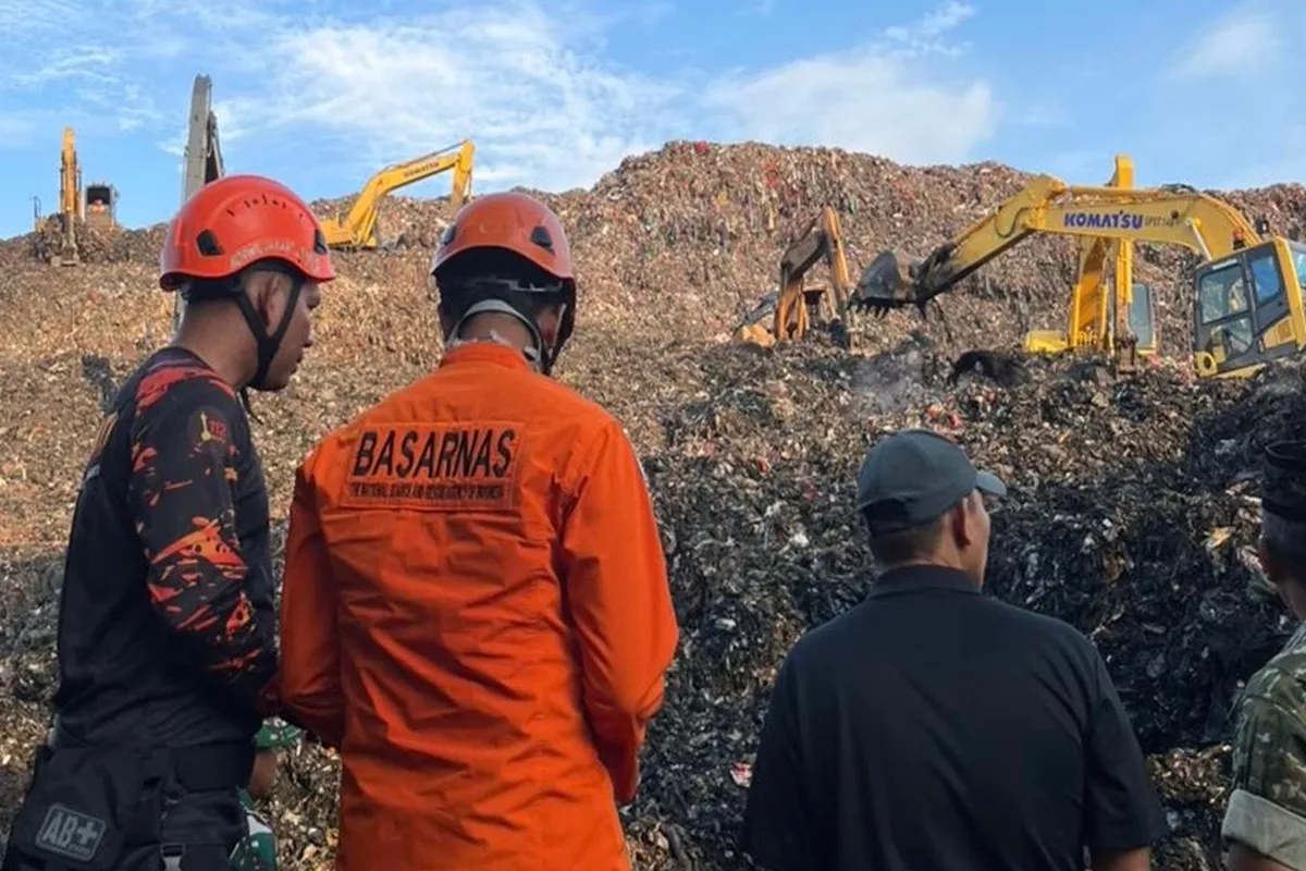Proses evakuasi korban longsor di Bantargebang, Bekasi. (Istimewa)