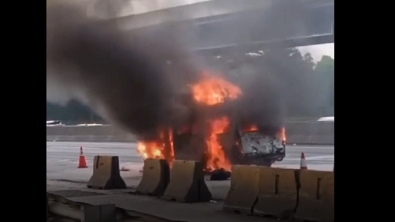 Minibus yang terbakar di ruas Tol Jakarta-Cikampek KM 39-40 di Karawang, Kamis (19/3/2026). (tangkapan layar dari video warga) 