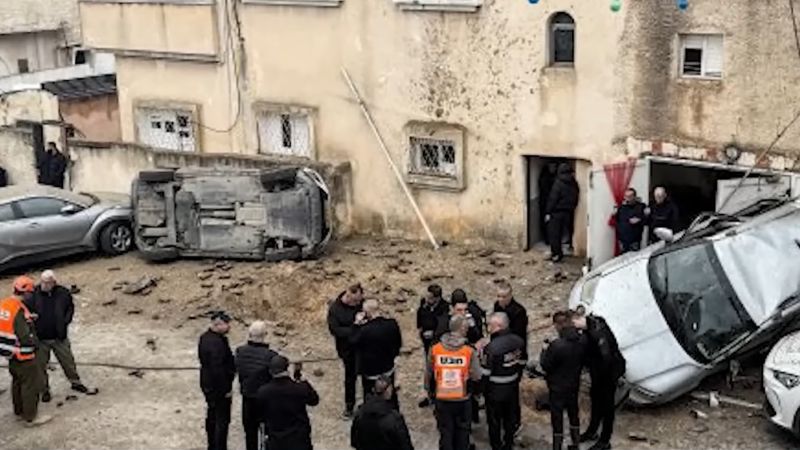 Salah satu lokasi di Tel Aviv yang terkena rudal Iran, Jumat (27/3/2026) malam. Tampak beberapa mobil yang rusak terkena dampaknya. (Foto: Istimewa)