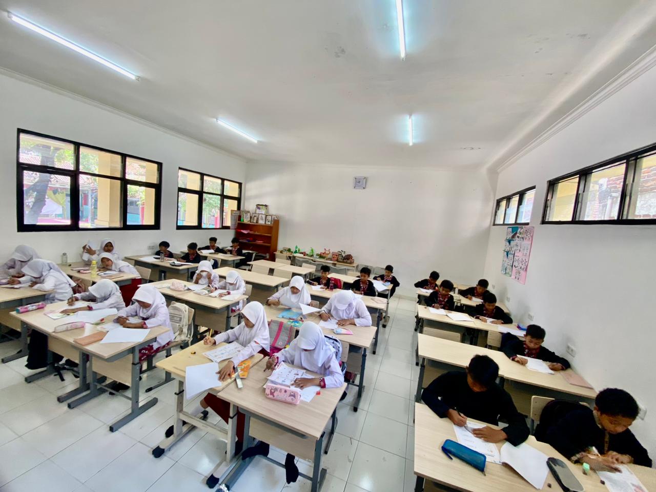 Siswa-siswi tengah melakukan pembelajaran di kelas. (Ilustrasi)