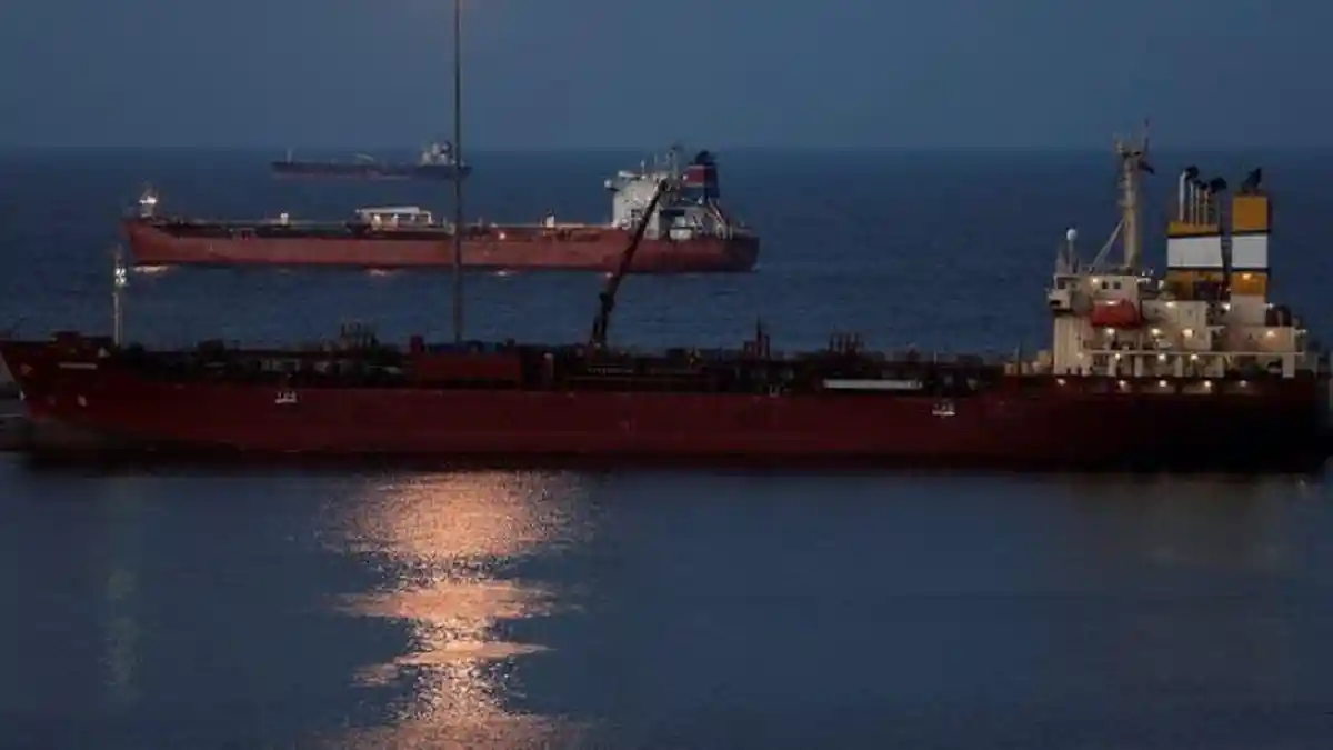 Kapal tengah melintas di Selat Hormuz. (dok.Reuters)