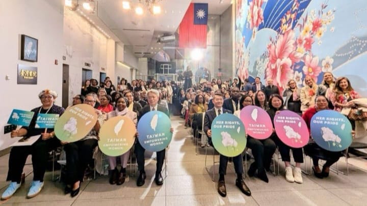 Para pejabat dan tamu undangan berfoto bersama dalam acara “Taiwan Women's Power Night” yang Kementerian Luar Negeri Taiwan (MOFA) sebagai bagian dari rangkaian kegiatan Taiwan Gender Equality Week di New York, beberapa waktu lalu. (Foto: Taipei Economic 