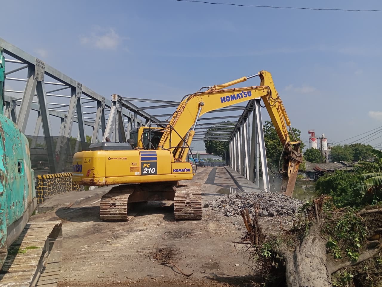 Tampak alat berat tengah membantu proses pembangunan jembatan. (Foto : Vita Kartono/ Warta Lentera) 